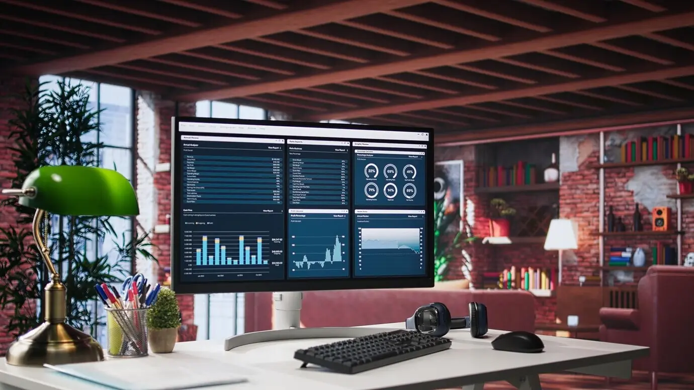 Настольный ПК на деревянном столе демонстрирует инфографику и данные об охвате клиентов.